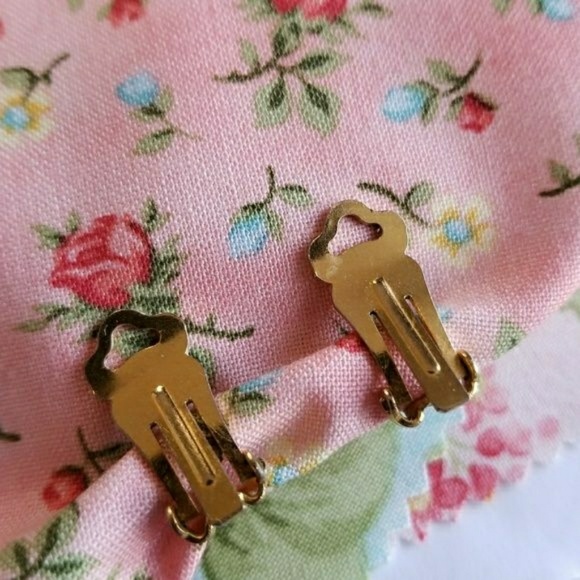 Relisted - vintage clip earrings white and gold tone - Picture 7 of 7